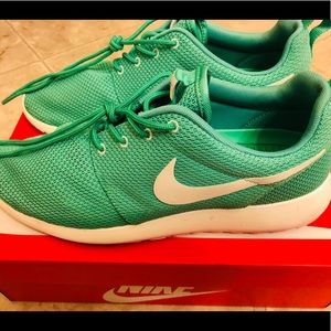 *BRAND NEW* MEN’S NIKE ROSHERUN’S